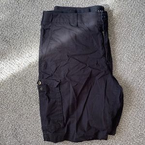 Cargo shorts, fair condition, small rip on back right pocket (as shown in pic)